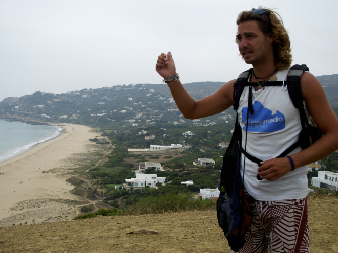 Desde un lugar estratégico Leo nos muestra la playa de aguaenmedio que da nombre a su empresa 