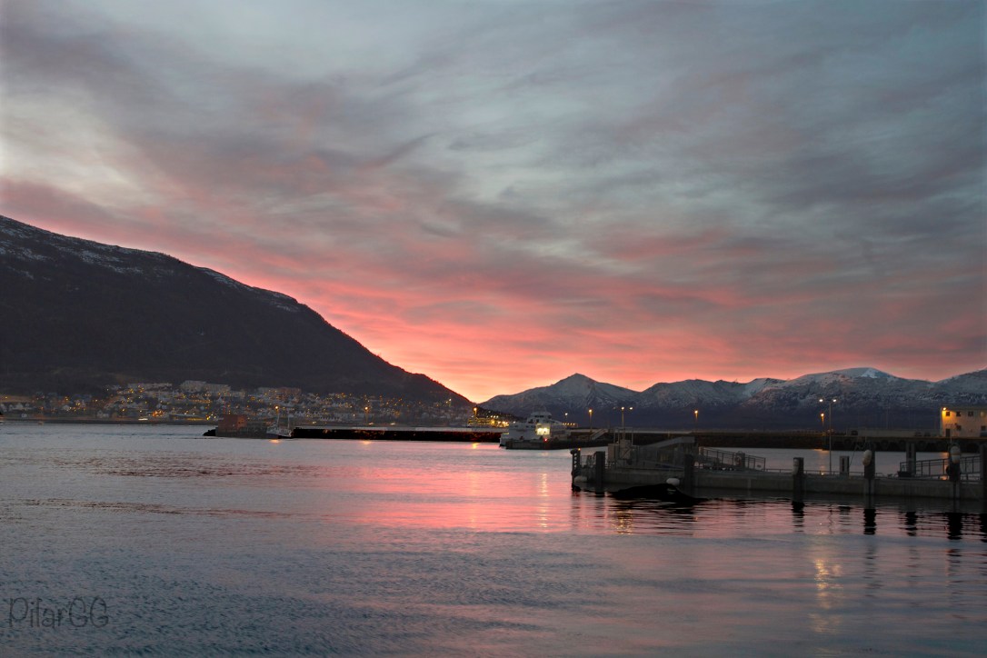 es el tiempo del alba, de claridad antes del amanecer y de que el sol asome por el horizonte.