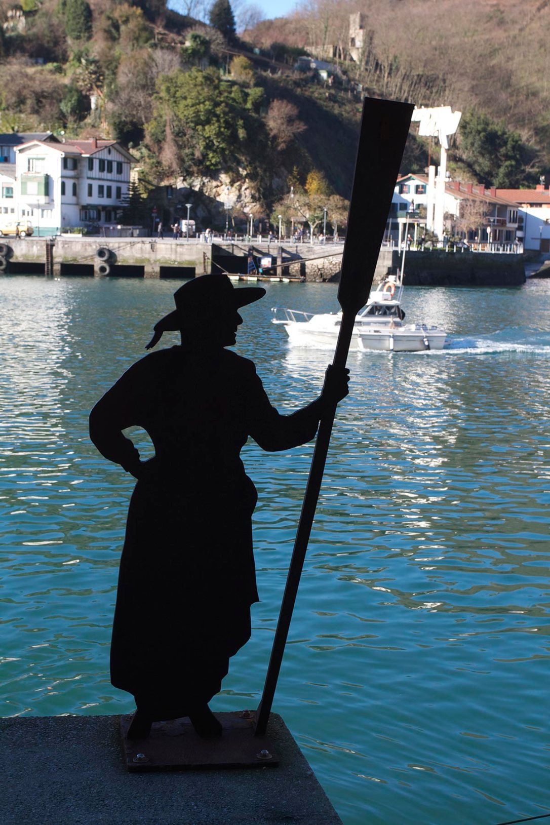 Pasajes ha sido paso, pasaje, paso obligado por el que atravesaban cuantos se encaminaban de un lado a otro de la bahía. Ahí están las bateleras de pasaje con su transporte a remo, original oficio femenino que no se da en otros puertos o rías, si no sólo en la bahía de Pasajes 1615-2012